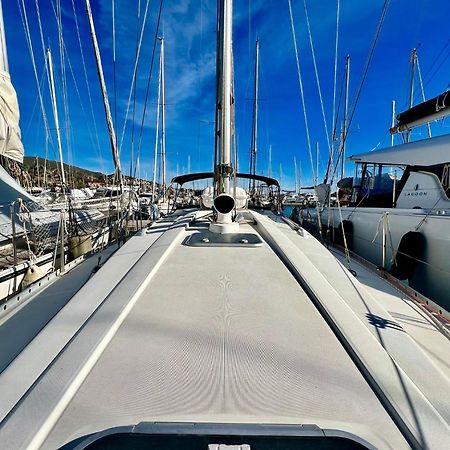 Magnific Sailboat Next To The Beach Bcn Badalona Bagian luar foto