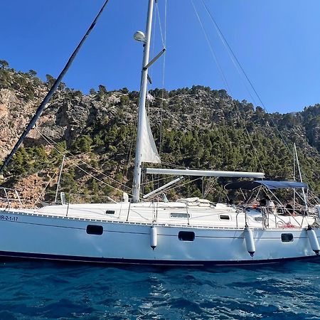 Magnific Sailboat Next To The Beach Bcn Badalona Bagian luar foto